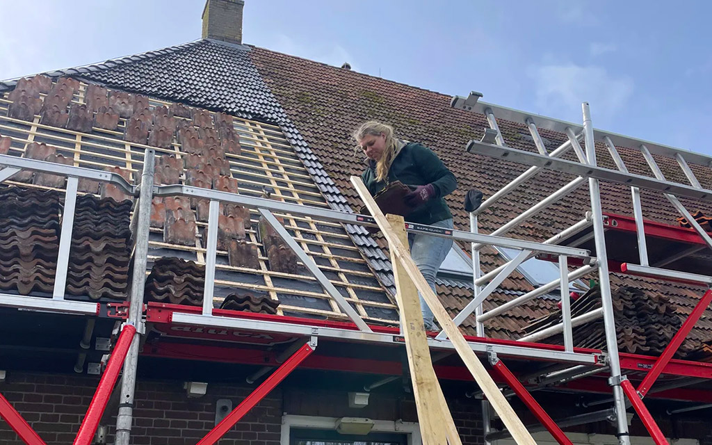 dakpannen vervangen en in puincontainer